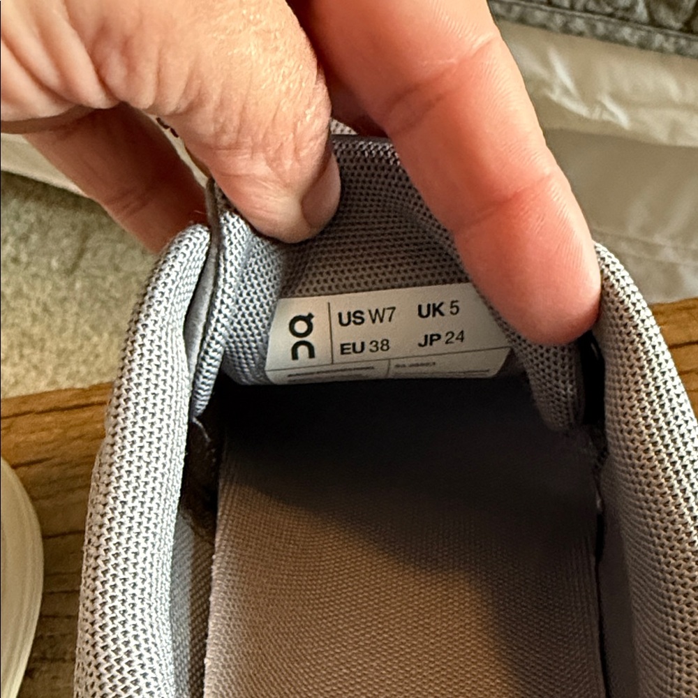 On Cloud 5 Running Shoes - Gray & Light Pink - Women’s - Size 7 - Picture 5 of 6